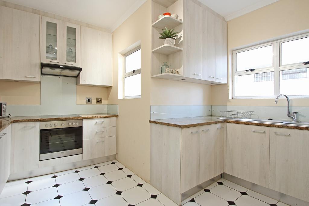 Berkeley Square Apartment Кейптаун Екстериор снимка